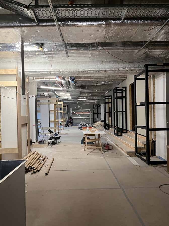 Baustelle: Rohbau mit Trockenbau, Holzlatten und Stahlrahmen