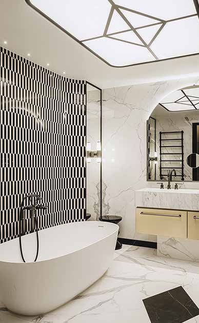 Das Bad der Hochzeitssuite heute: freistehende Badewanne, Wand mit schwarz-weißem Fliesenmuster, Marmor und sternförmige Deckenleuchte