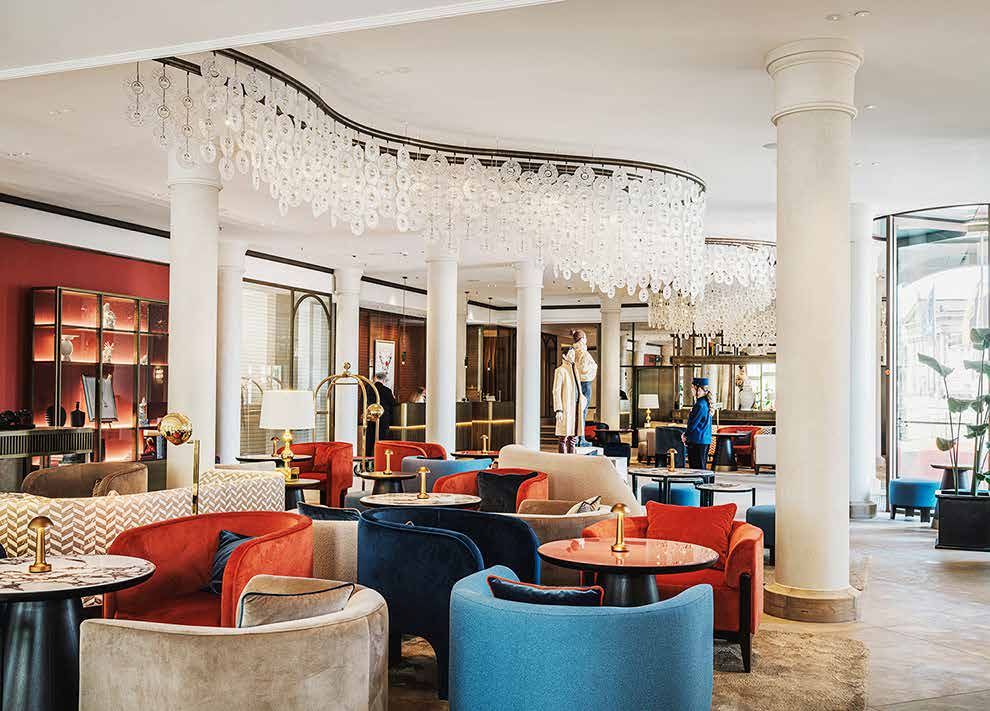 Die neue Lobby mit Kronleuchter-Installation, roten und blauen Sesseln