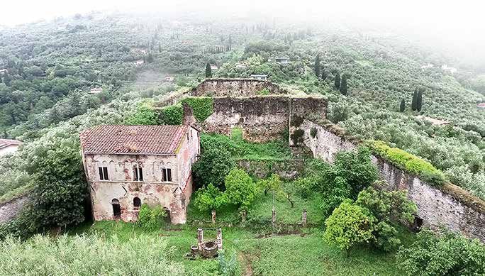 Luftbild der Festung von Pietrasanta mit der Ruine des Palazzo Guinigi im Grünen