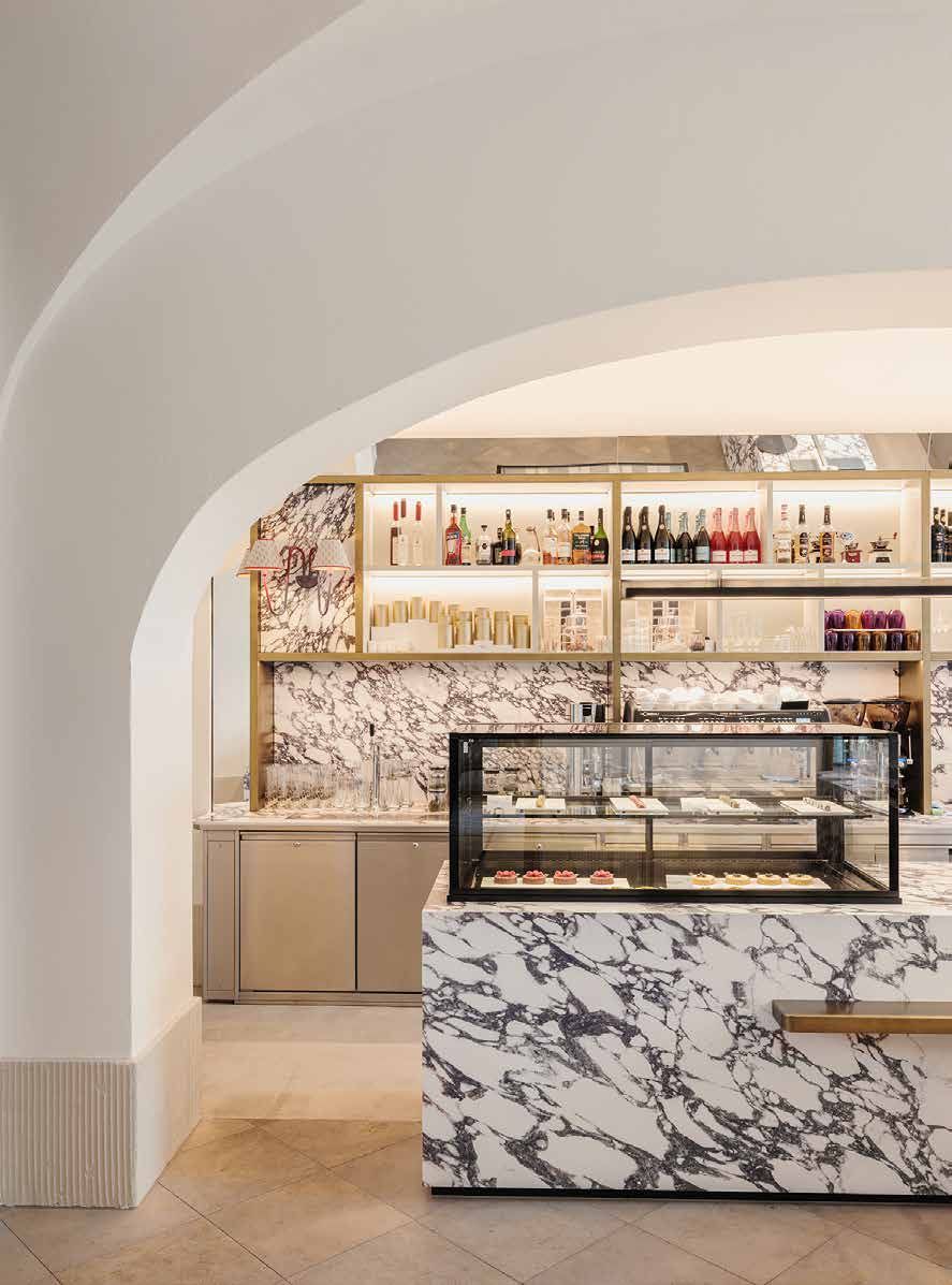 Patisserie Amalia unter weißem Gewölbe mit Marmortheke