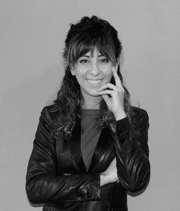 Porträt von Sofia Laghi in schwarzer Lederjacke, schwarz-weiß