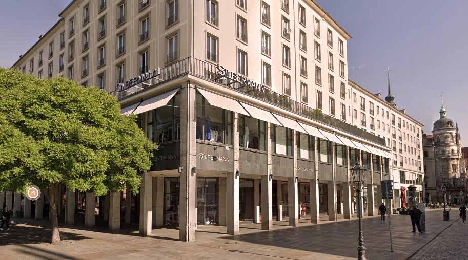 Standort in Dresden: Eckgebäude mit Arkaden an einer Straße in der Innenstadt
