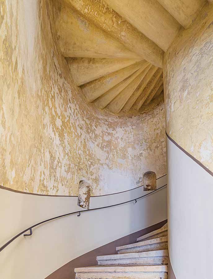 Historisches Treppenhaus der Villa, spiralförmig, mit freigelegtem Putz